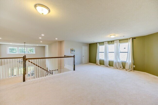 Building Photo - 5918 Rivergrove Bend Dr