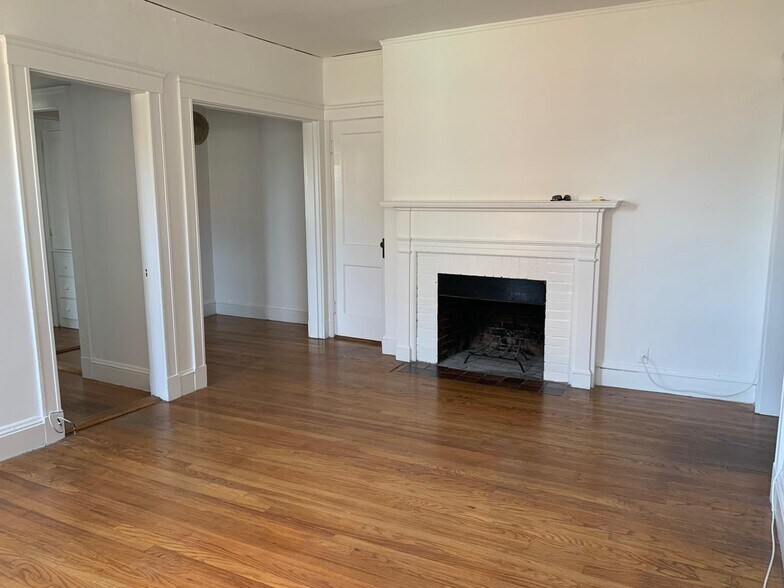 Building Photo - 52 Garden St