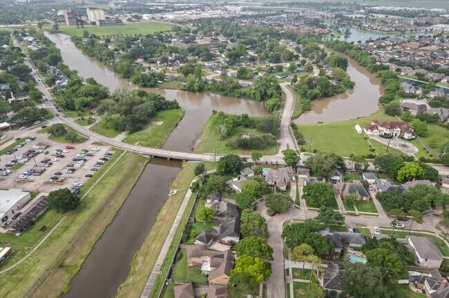 Building Photo - 110 Shadow Wood Dr