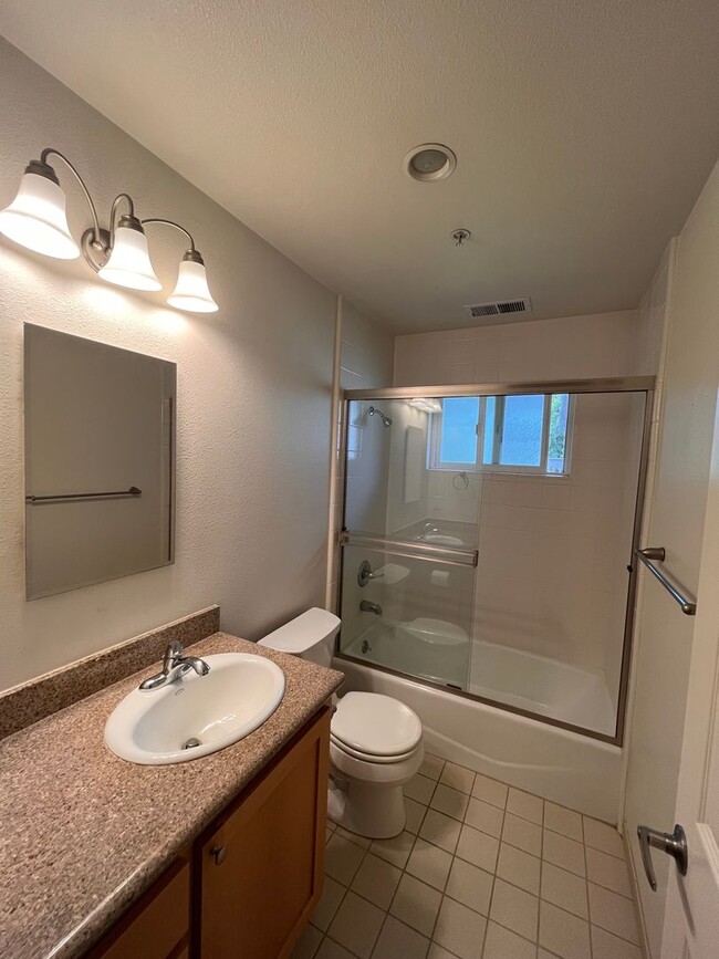 Building Photo - Spacious 2BD/2BA Apartment With Private Ba...