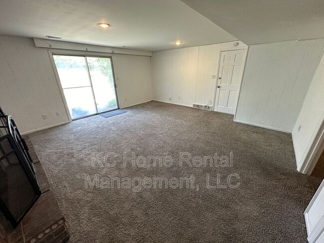 Building Photo - 209 NW Highland Ln