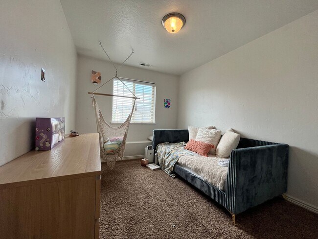 Building Photo - 2049 S Meadow Marsh Dr