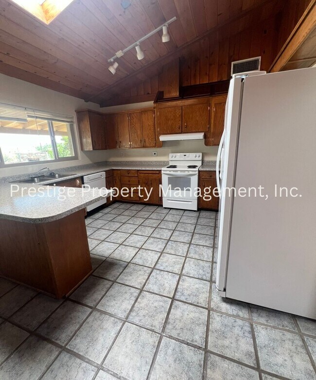 Building Photo - 3BD 2BA Waiting for You to Call Home!!