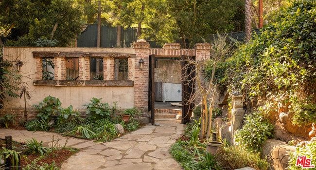 Building Photo - 8978 Wonderland Ave