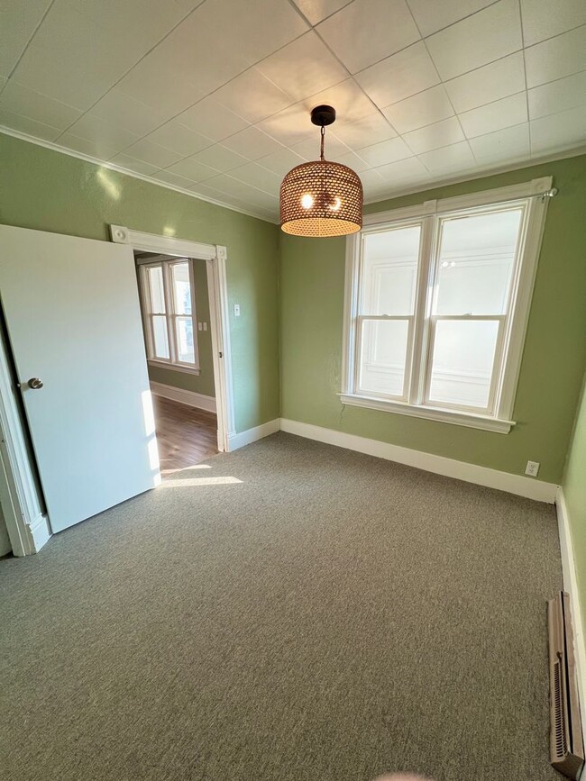 Building Photo - AVAILABLE JUNE - Single Level 2 Bed 1 Bath...