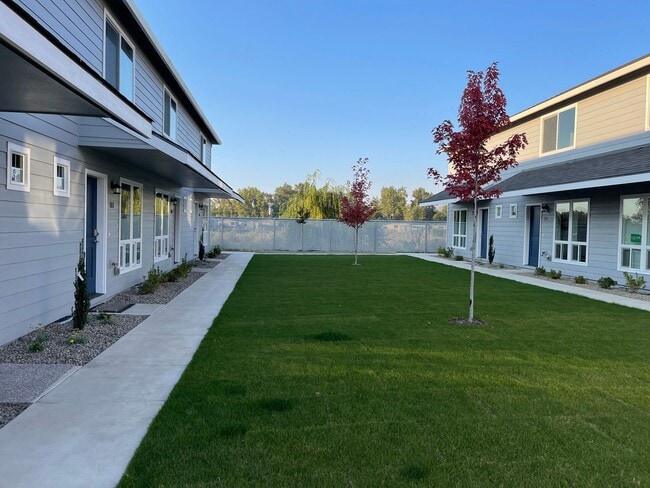 Building Photo - End Townhouse Unit in South Medford/Phoenix Area