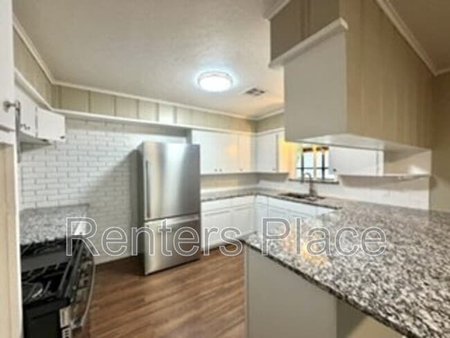 Building Photo - 5501 S Newport Ave