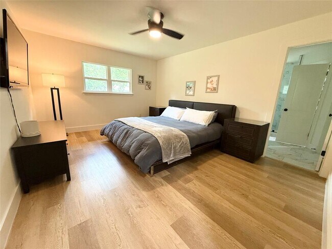 Building Photo - 4404 Sarasota Dr