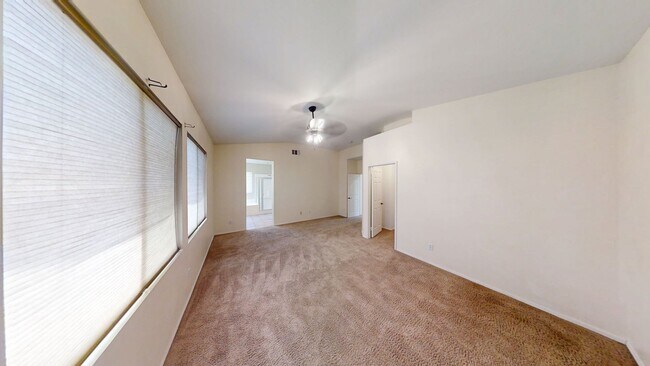 Building Photo - Spacious 4 bedroom 3 bath