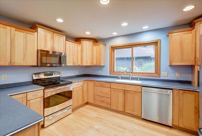 Building Photo - Parkwood Hills – Spacious 4 Bedroom, 3 Bat...