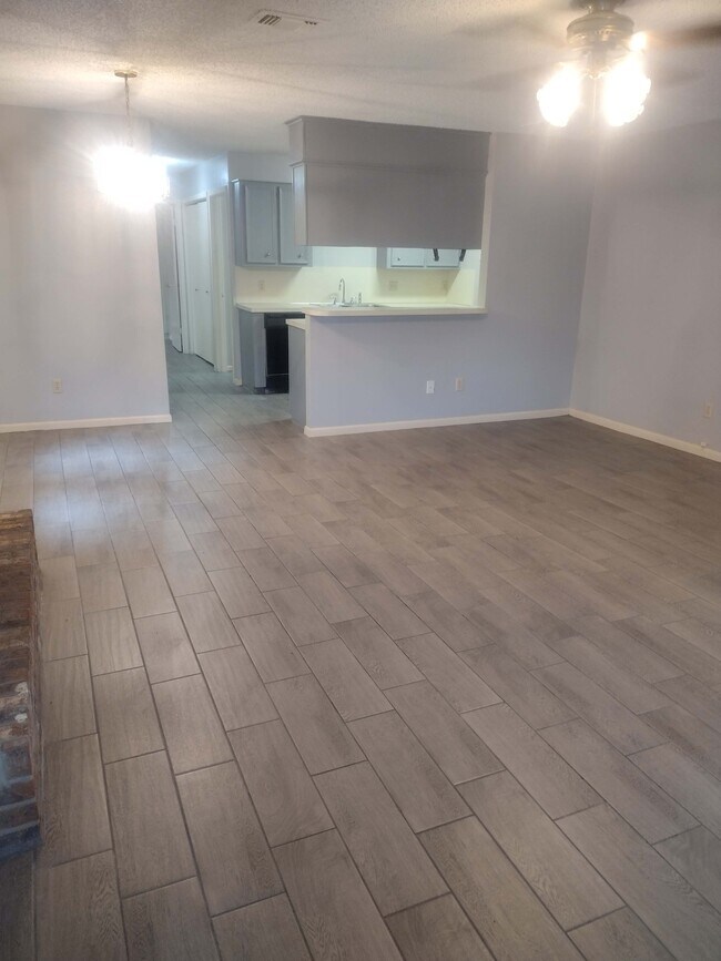 Building Photo - 529 Broad St