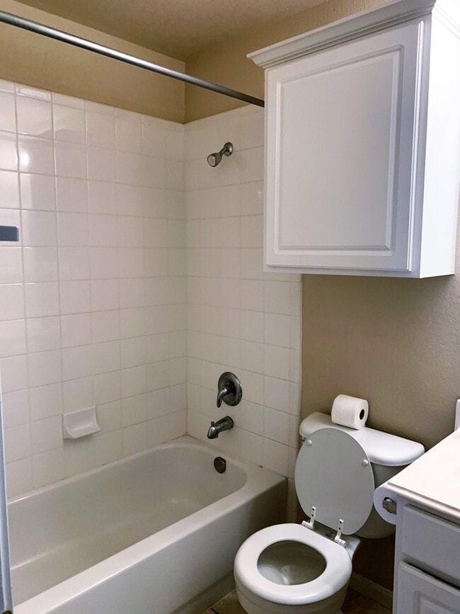 Building Photo - Two story home on large lot in the Ridge a...