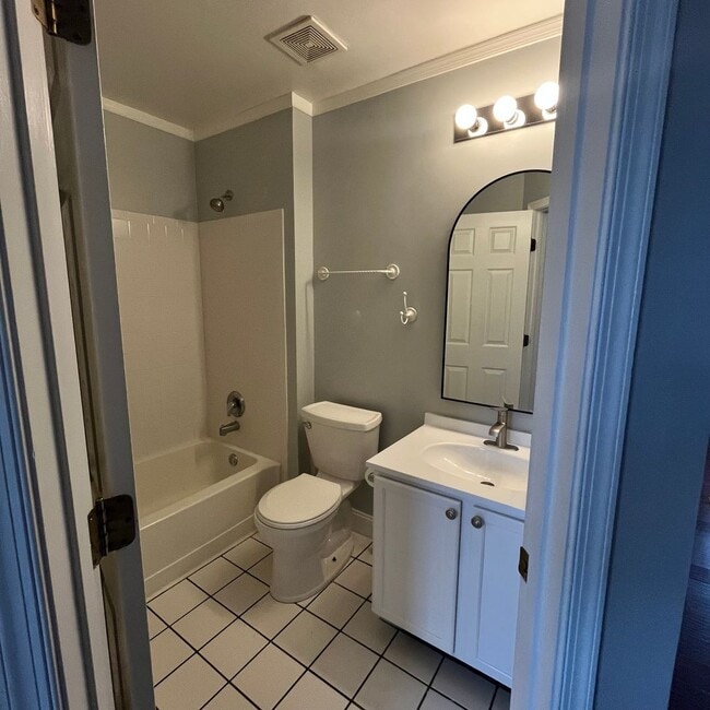 Building Photo - Large 4-bedroom Townhouse Odenton