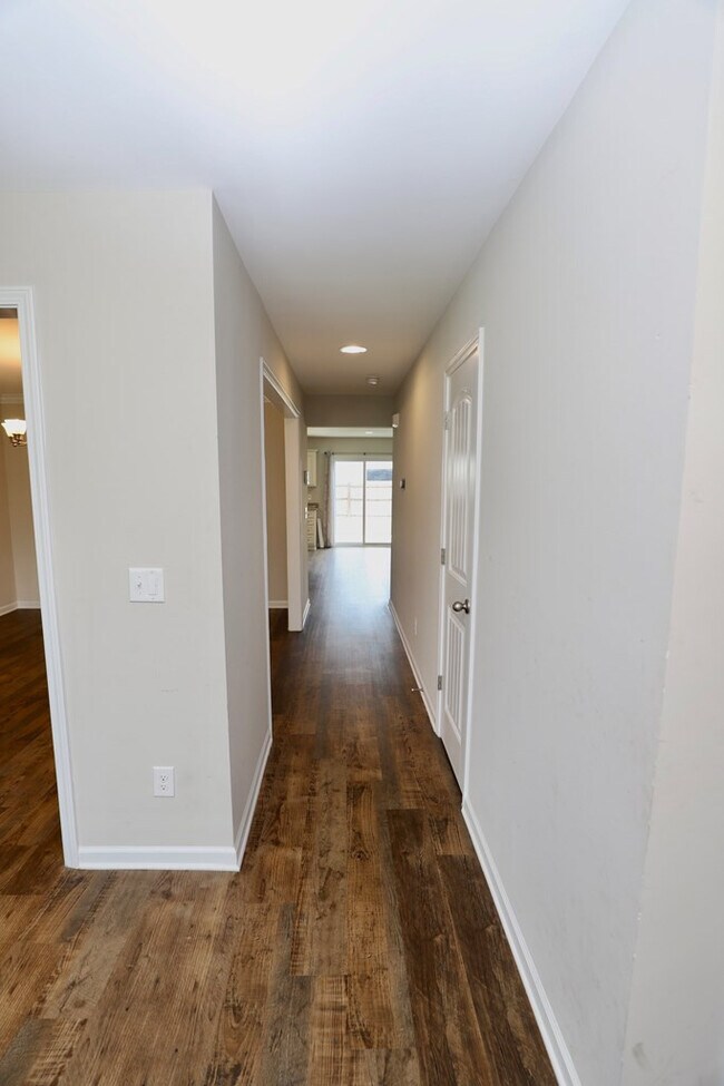 Building Photo - 3680 Moseley Dr