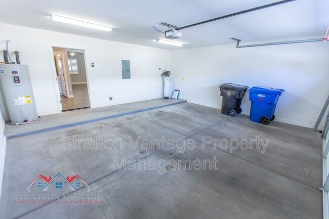 Building Photo - 2821 S Skyline Dr
