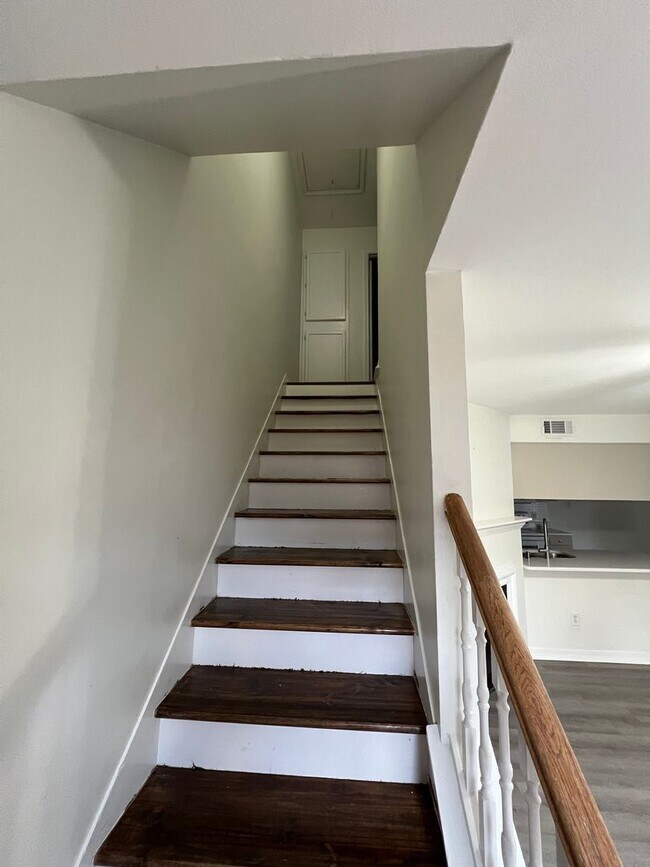 Building Photo - Nice 2 bedroom townhouse ready to go with covered parking!