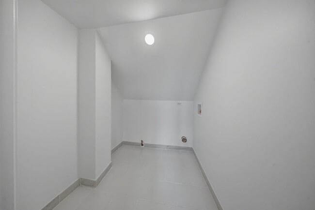 Building Photo - 835 Bishop Ave