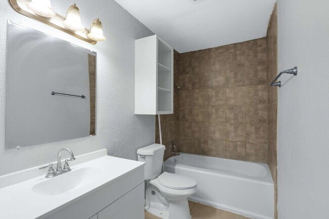 Building Photo - Charming and Spacious 4 Bedroom Home with ...