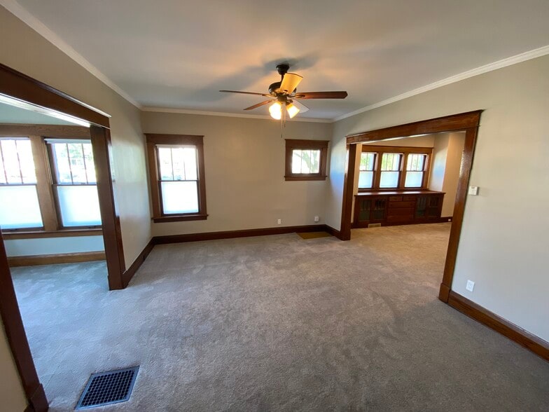 Living room - 324 Paine Ave