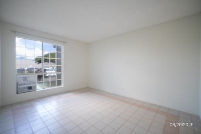 Building Photo - MOVE IN READY! 2/1.5/2 Renovated Unit, Cen...