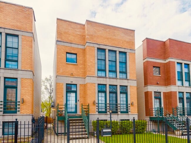 Primary Photo - 449 E Bowen Ave