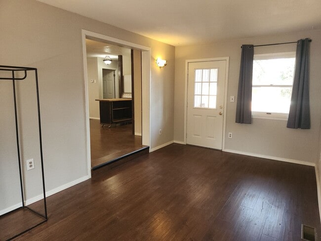 Building Photo - Updated 2 bed + bonus room / 2 bath home