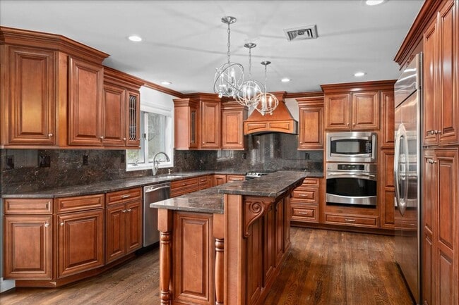 Building Photo - Spacious 4 Bedroom 4.5 Bath Rental in London Woods!