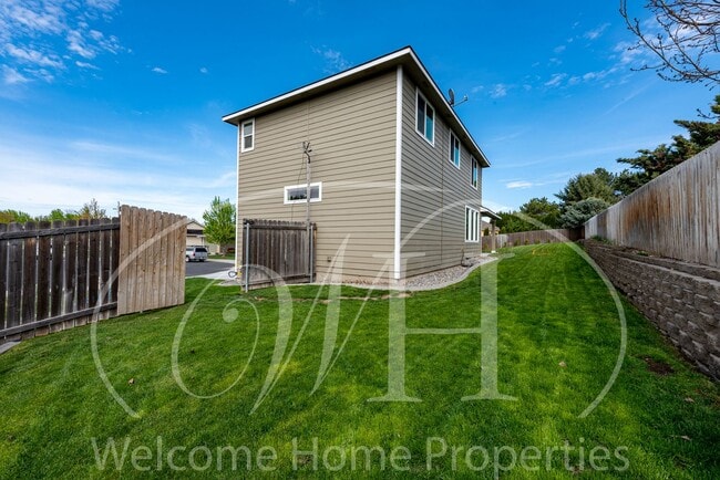 Building Photo - Newer Large Home in Great Neighborhood wit...