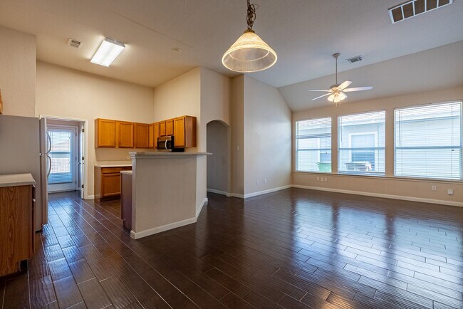 Building Photo - Beautiful 3 bedroom, 2 bathroom home in We...