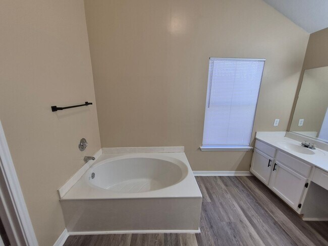 Building Photo - 5907 Deer Lake Dr