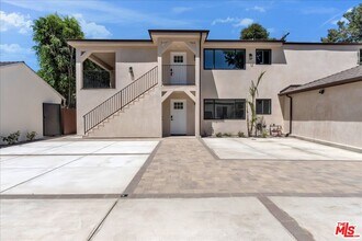 Building Photo - 6913 1/2 Encino Ave