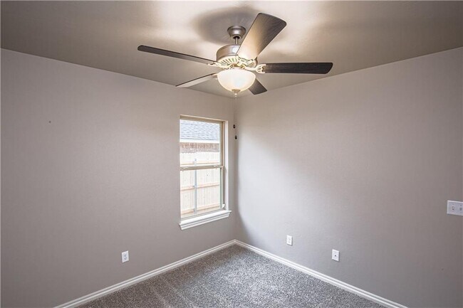 Building Photo - 3516 Lakeside Dr