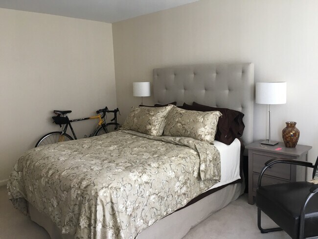 Building Photo - 5445 N Sheridan Rd