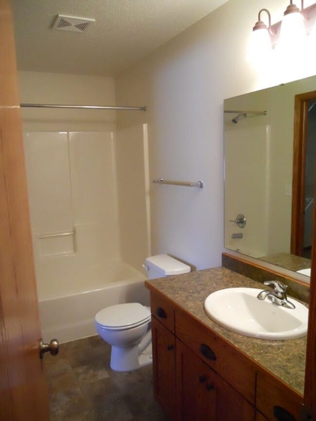 Building Photo - Westport Beach 3 Bedroom Bi-Level Twin Home