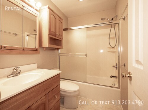 Building Photo - 2021 E 151st Terrace
