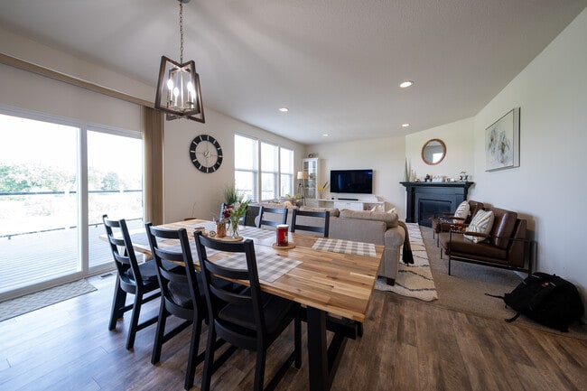 Building Photo - 5595 Queensland Ln N