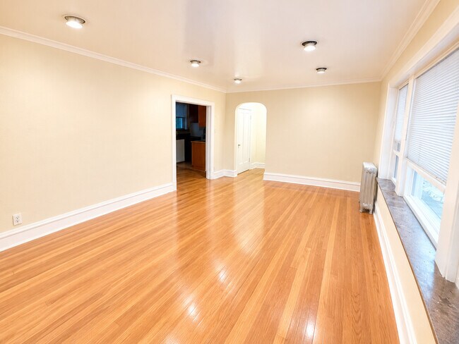 Building Photo - 2044 W Farragut Ave