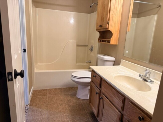Building Photo - Maryville City 37804 - 4 bedroom, 3 bath Townhome - Contact Troy Adams (865) 233-6949