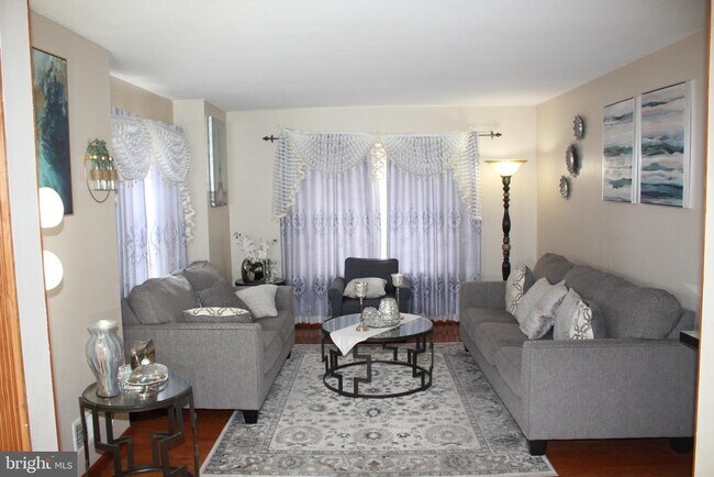 Building Photo - 219 Meadow Dr