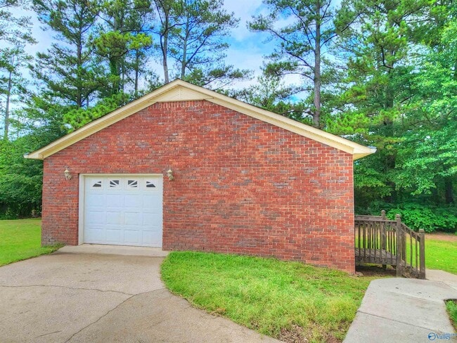 Building Photo - 120 Silver Creek Cir