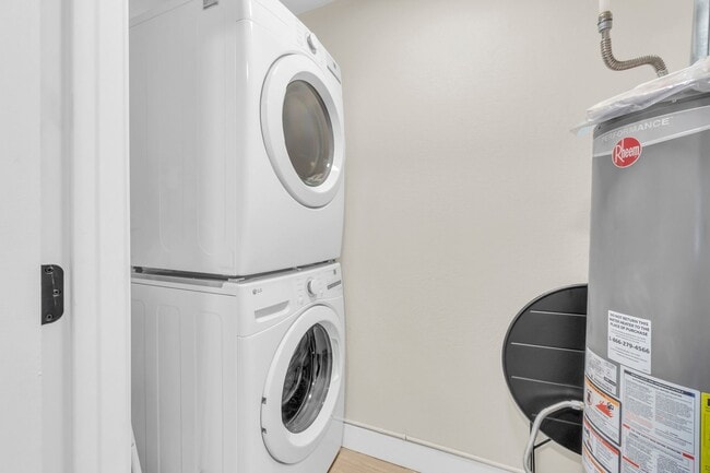 Building Photo - Fully Furnished Sunnyside Townhome | All-Inclusive | Flexible Stays