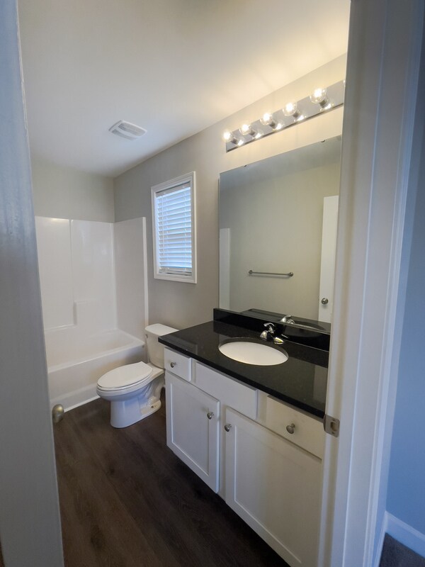 Building Photo - 723 Pine St