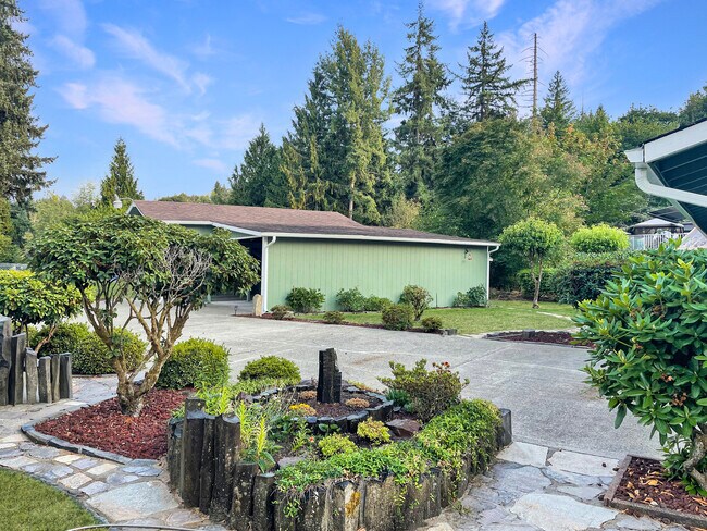 Building Photo - 2543 Green Ct SW