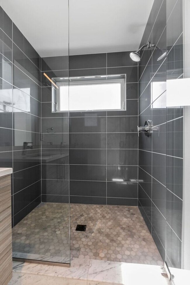 Building Photo - Stunning Modern Air-Conditioned in Coveted...