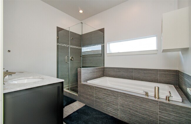 Building Photo - 4311 Marina St