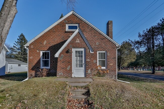 Primary Photo - 2 Bed 1.5 Bath Single Family Home With Large Upper Loft Area in Wausau