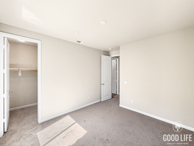 Building Photo - Stunning Home with Modern Comforts Spaciou...