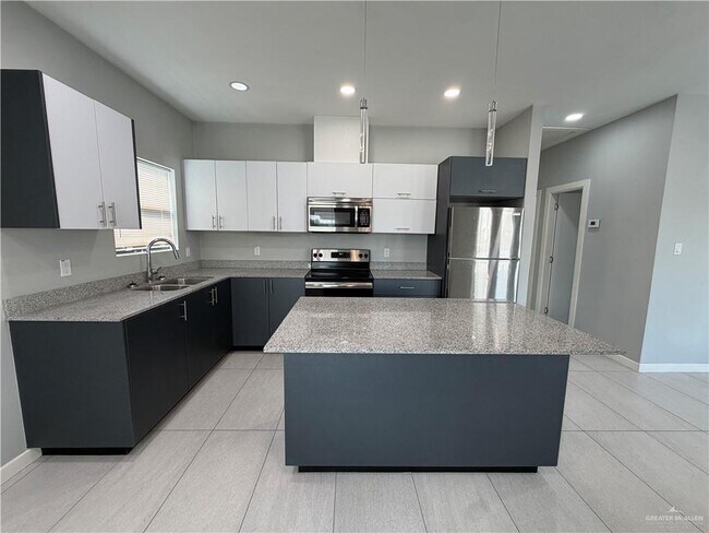 Building Photo - 2022 Summerland Ln