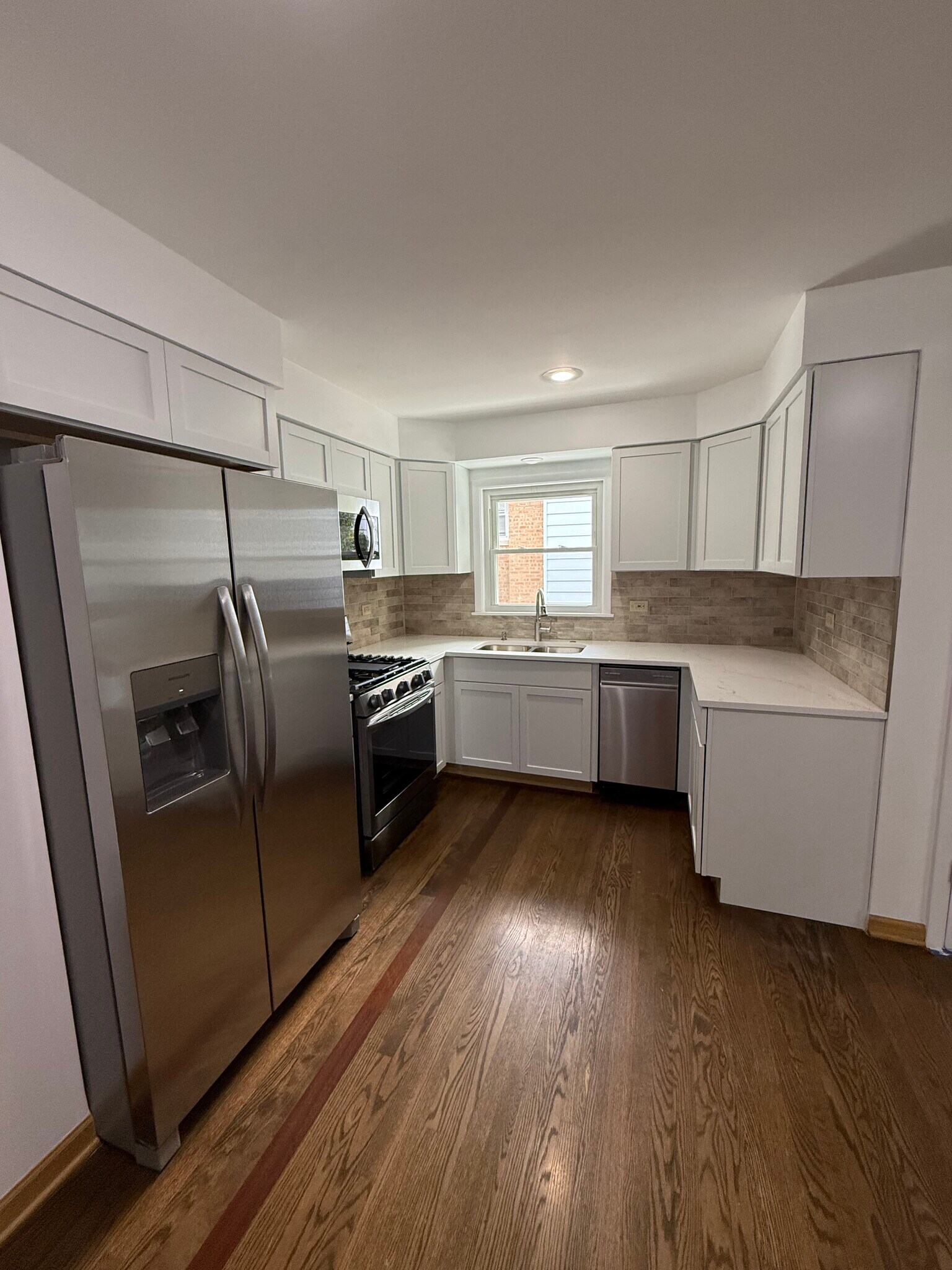 Building Photo - 8447 N Oriole Ave