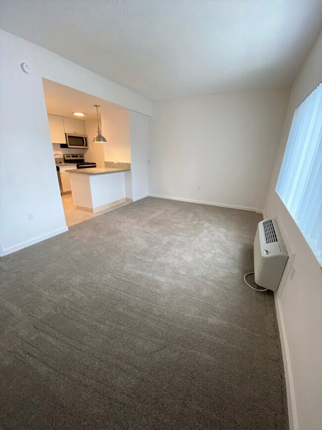 Building Photo - 300 Holcomb